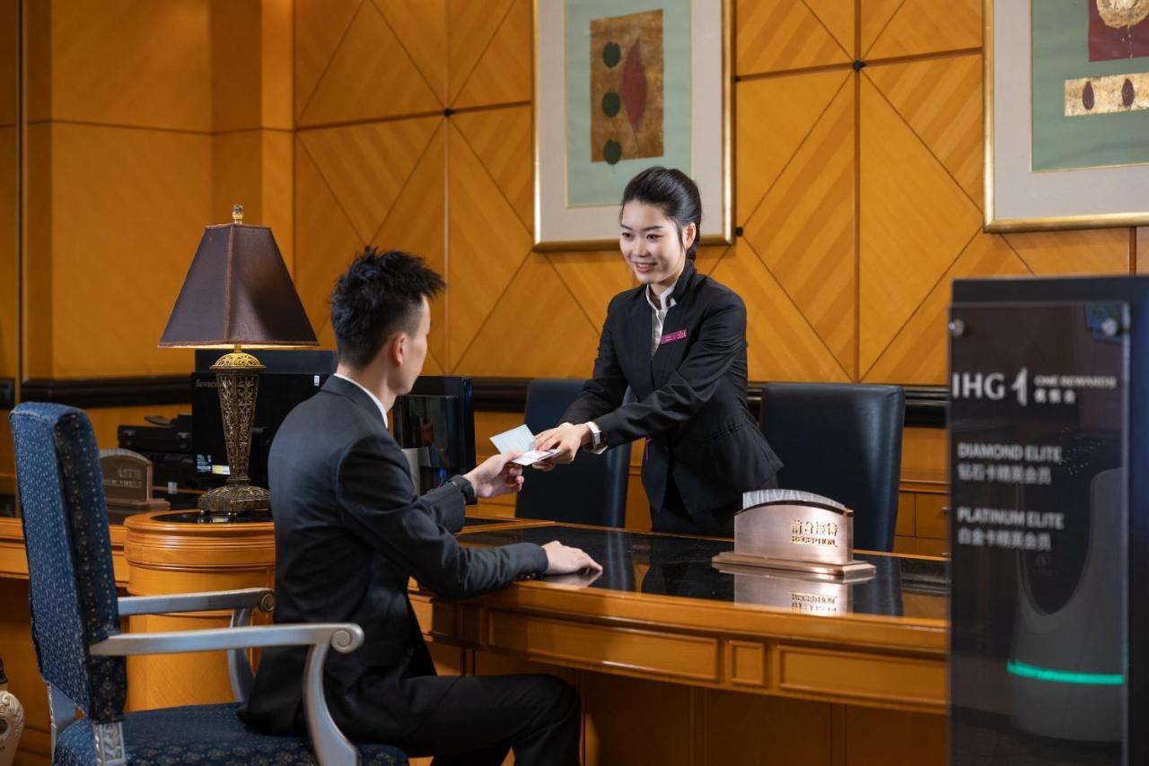 Crowne Plaza Hotel & Suites Landmark Shenzhen By Ihg - Nearby Luohu Border, Indoor Heated Swimming Pool, Complimentary Welcome Drink المظهر الخارجي الصورة
