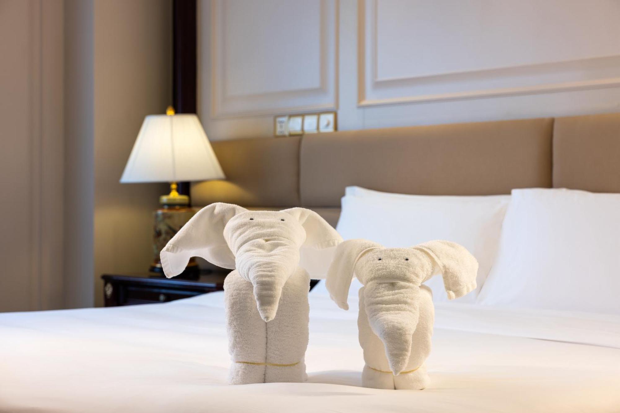 Crowne Plaza Hotel & Suites Landmark Shenzhen By Ihg - Nearby Luohu Border, Indoor Heated Swimming Pool, Complimentary Welcome Drink المظهر الخارجي الصورة